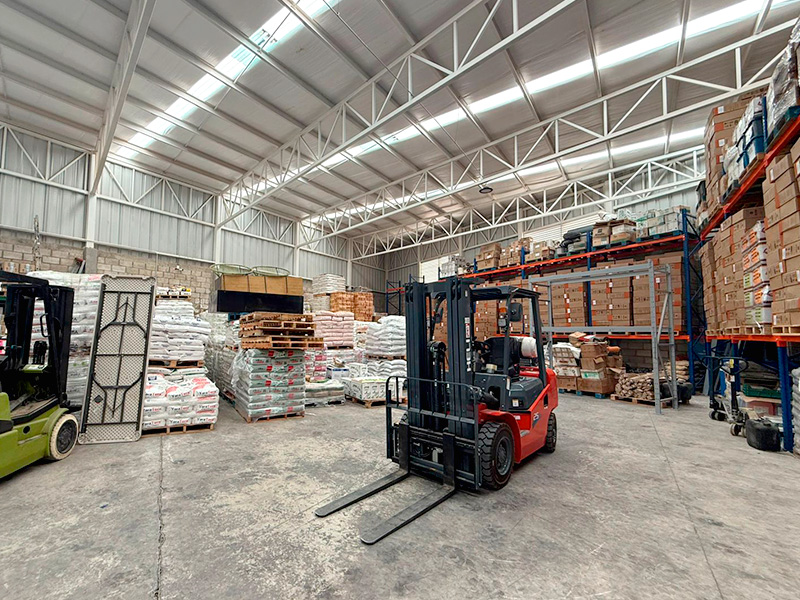 Interior Almacén con Montacargas Agromega